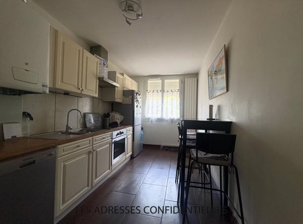 IRIGNY - T3 TRAVERSANT de 66m² - PLACE DE STATIONNEMENT - CAVE.