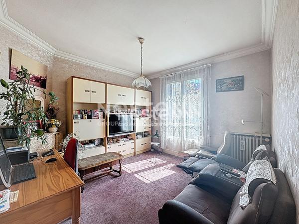 A vendre maison à Morangis avec terrain pouvant être divisé, dans un secteur calme et pavillonnaire proche des commerces et des écoles