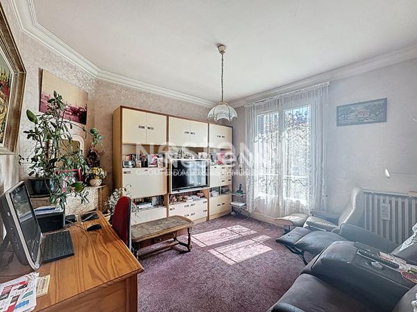 A vendre maison à Morangis avec terrain pouvant être divisé, dans un secteur calme et pavillonnaire proche des commerces et des écoles