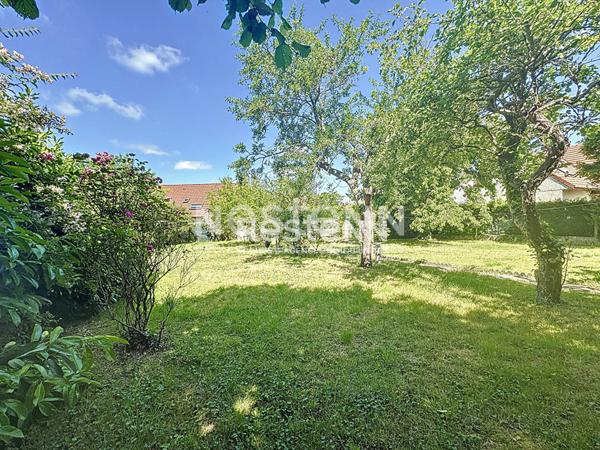 A vendre maison à Morangis avec terrain pouvant être divisé, dans un secteur calme et pavillonnaire proche des commerces et des écoles