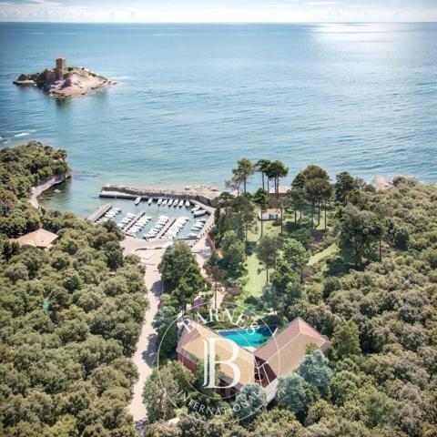 Saint-Raphaël, Terrain constructible  11 000 m² à vendre