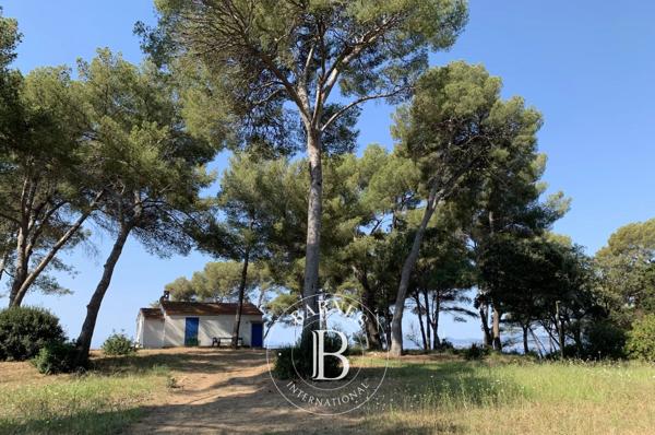 Saint-Raphaël, Terrain constructible  11 000 m² à vendre