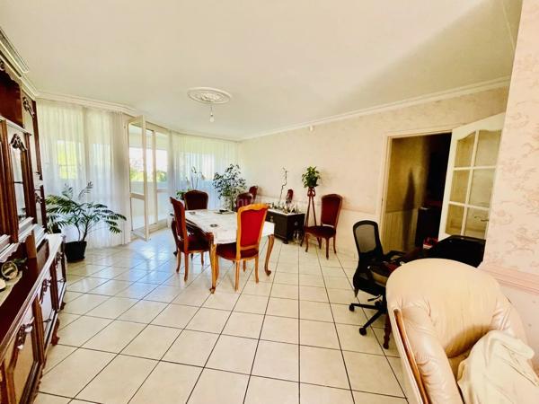 Vente                                                      Appartement
                        
                     4 pièces                      84 m2                     à Grenoble