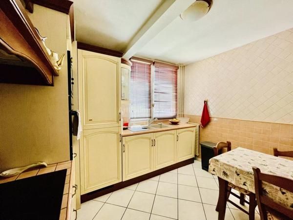 Vente                                                      Appartement
                        
                     4 pièces                      84 m2                     à Grenoble