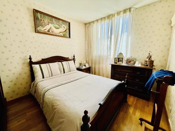 Vente                                                      Appartement
                        
                     4 pièces                      84 m2                     à Grenoble