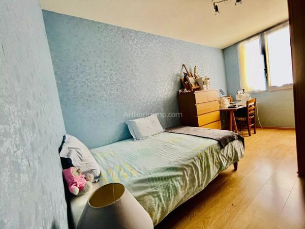 Vente                                                      Appartement
                        
                     4 pièces                      84 m2                     à Grenoble