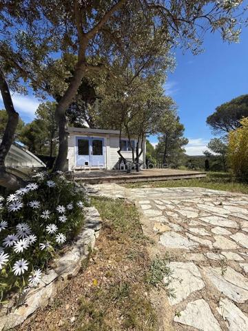 Exclusivité - Au cœur d’une parcelle arborée de plus de 8 000 m² 
Au sommet de la colline, située dans une impasse au calme, dans un environnement naturel exceptionnel et totalement préservé, découvrez cette propriété rare offrant une vue dominante et panoramique. Un cadre de vie unique.

Cette maison de plain-pied d’environ 155 m² habitables complété par une véranda d'environ 50 m² séduit immédiatement par son atmosphère paisible et son emplacement. 
Un agrandissement de 20 m² peut être réalisé, dans le respect de la réglementation d’urbanisme en vigueur.

Une vaste véranda d’environ vous accueille, véritable pièce de vie tournée vers l’extérieur, constitue un espace convivial et lumineux idéal pour profiter du cadre naturel en toute saison.
La pièce de vie, largement ouverte sur la cuisine, profite d’une vue incroyable sur la nature environnante. 

L’espace nuit se compose d’une suite parentale avec salle de bain comprenant douche, baignoire et WC, de deux chambres reliées par une salle de d'eau communicante ainsi qu'un WC séparé.  En complément, deux pièces supplémentaires de 14 et 23 m² offrent de nombreuses possibilités d’aménagement : chambres, bureau, atelier ou encore logement indépendant pour projet locatif selon vos envies.

La propriété dispose également d’un sous-sol d’environ 70 m², d’un cabanon aménagé en studio, d’une piscine, d’un espace détente intimiste avec spa couvert, d’une cuisine d’été ainsi que d’un carport permettant de stationner deux véhicules. 

Le jardin arboré, offre un cadre intimiste et apaisant en parfaite harmonie avec l’environnement naturel.

Les + de la propriété:
- Environnement campagne, aux portes d'Aix dans un village recherché situé à seulement 20min de la gare TGV et de l’aéroport
- La parcelle de plus de 8000 m² située en zone N, garantit un environnement préservé et naturel
- Raccordée au tout-à-l’égout
- Raccordement à l'eau du canal
- Panneaux photovoltaïques couplés à une batterie, permettant d’optimiser l’autoconsommation énergétique et de réduire significativement les dépenses en électricité au quotidien
- Toiture trilatte récente

Un bien rare pour les amoureux d’espace, de tranquillité et de vues exceptionnelles. Cette propriété réunit confort, nature et potentiel dans un emplacement privilégié.