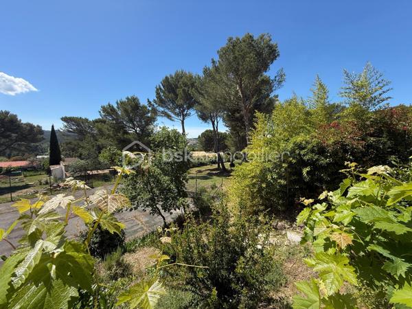 Exclusivité - Au cœur d’une parcelle arborée de plus de 8 000 m² 
Au sommet de la colline, située dans une impasse au calme, dans un environnement naturel exceptionnel et totalement préservé, découvrez cette propriété rare offrant une vue dominante et panoramique. Un cadre de vie unique.

Cette maison de plain-pied d’environ 155 m² habitables complété par une véranda d'environ 50 m² séduit immédiatement par son atmosphère paisible et son emplacement. 
Un agrandissement de 20 m² peut être réalisé, dans le respect de la réglementation d’urbanisme en vigueur.

Une vaste véranda d’environ vous accueille, véritable pièce de vie tournée vers l’extérieur, constitue un espace convivial et lumineux idéal pour profiter du cadre naturel en toute saison.
La pièce de vie, largement ouverte sur la cuisine, profite d’une vue incroyable sur la nature environnante. 

L’espace nuit se compose d’une suite parentale avec salle de bain comprenant douche, baignoire et WC, de deux chambres reliées par une salle de d'eau communicante ainsi qu'un WC séparé.  En complément, deux pièces supplémentaires de 14 et 23 m² offrent de nombreuses possibilités d’aménagement : chambres, bureau, atelier ou encore logement indépendant pour projet locatif selon vos envies.

La propriété dispose également d’un sous-sol d’environ 70 m², d’un cabanon aménagé en studio, d’une piscine, d’un espace détente intimiste avec spa couvert, d’une cuisine d’été ainsi que d’un carport permettant de stationner deux véhicules. 

Le jardin arboré, offre un cadre intimiste et apaisant en parfaite harmonie avec l’environnement naturel.

Les + de la propriété:
- Environnement campagne, aux portes d'Aix dans un village recherché situé à seulement 20min de la gare TGV et de l’aéroport
- La parcelle de plus de 8000 m² située en zone N, garantit un environnement préservé et naturel
- Raccordée au tout-à-l’égout
- Raccordement à l'eau du canal
- Panneaux photovoltaïques couplés à une batterie, permettant d’optimiser l’autoconsommation énergétique et de réduire significativement les dépenses en électricité au quotidien
- Toiture trilatte récente

Un bien rare pour les amoureux d’espace, de tranquillité et de vues exceptionnelles. Cette propriété réunit confort, nature et potentiel dans un emplacement privilégié.
