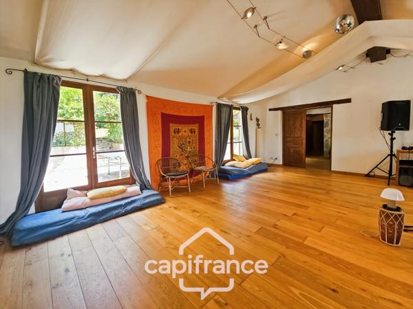 Domaine de charme, 1.7 hectares, 470 m² habitable, 20 couchages, roulotte, piscine, parc avec arbres centenaires