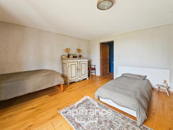 Domaine de charme, 1.7 hectares, 470 m² habitable, 20 couchages, roulotte, piscine, parc avec arbres centenaires