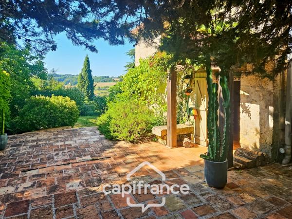 Domaine de charme, 1.7 hectares, 470 m² habitable, 20 couchages, roulotte, piscine, parc avec arbres centenaires