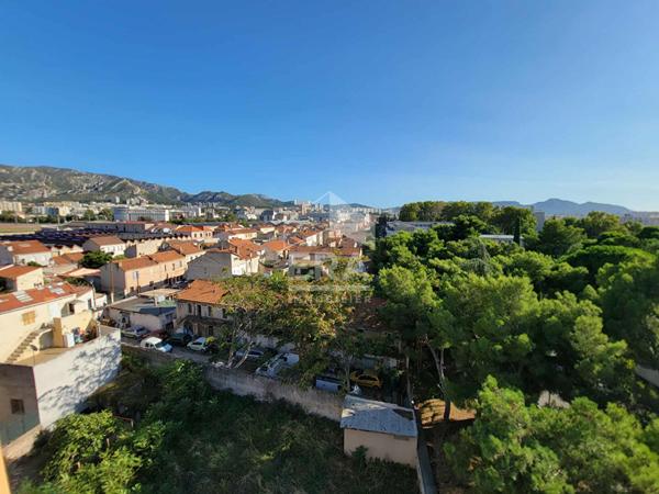 A vendre T2 33 m2 LUMINEUX BALCON TERRASSE SUD CALME DERNIER ETAGE CAVE SECTEUR LAUZE TIMONE PAS DE VIS A VIS