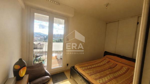 A vendre T2 33 m2 LUMINEUX BALCON TERRASSE SUD CALME DERNIER ETAGE CAVE SECTEUR LAUZE TIMONE PAS DE VIS A VIS