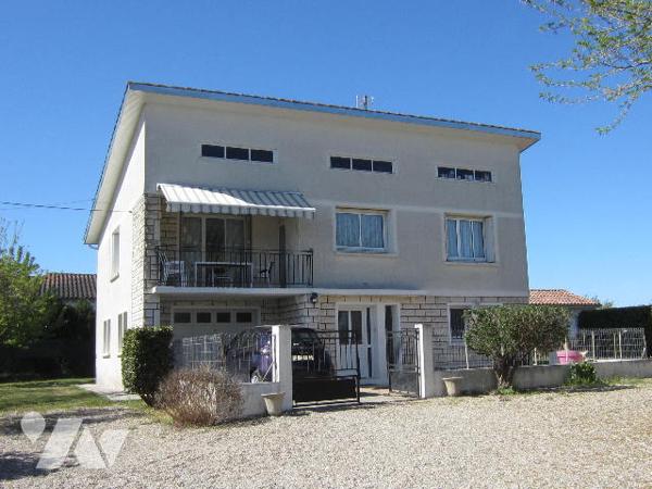 Villa TYPE 5 avec GARAGE-JARDIN et PISCINE proximité toutes commodités Bon Etat Général.