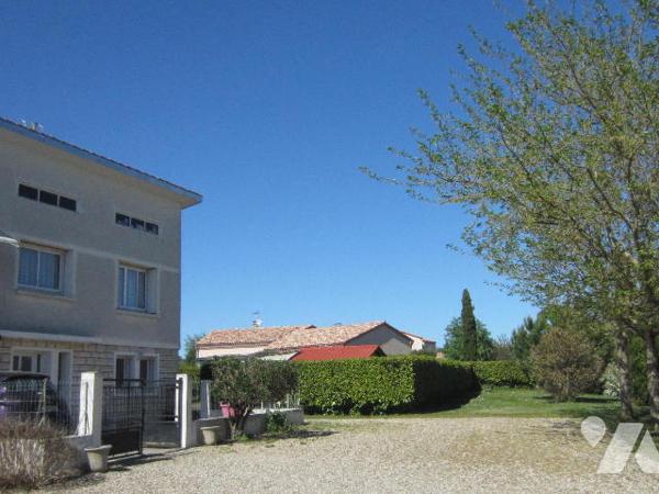 Villa TYPE 5 avec GARAGE-JARDIN et PISCINE proximité toutes commodités Bon Etat Général.