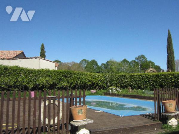 Villa TYPE 5 avec GARAGE-JARDIN et PISCINE proximité toutes commodités Bon Etat Général.