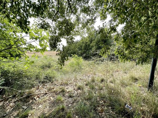 Sur LAUDUN-L'ARDOISE - TERRAIN CONSTRUCTIBLE 1936 M² LIBRE CONSTRUCTEUR
