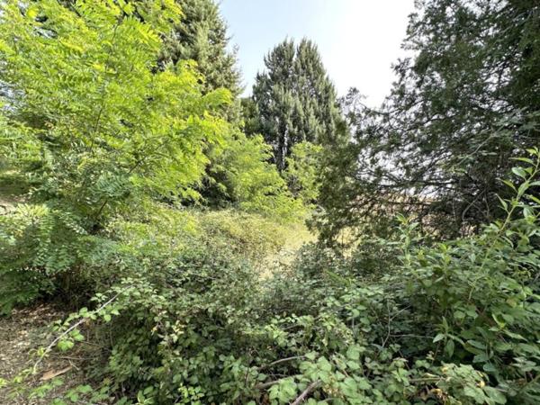 Sur LAUDUN-L'ARDOISE - TERRAIN CONSTRUCTIBLE 1936 M² LIBRE CONSTRUCTEUR