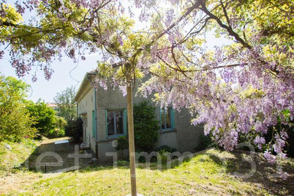 Grande maison rénovée avec jardin et garage