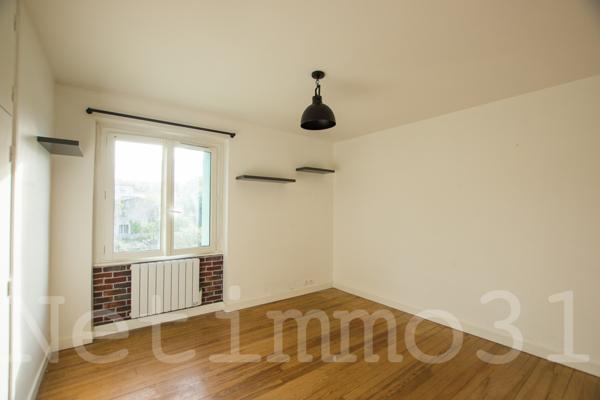 Grande maison rénovée avec jardin et garage