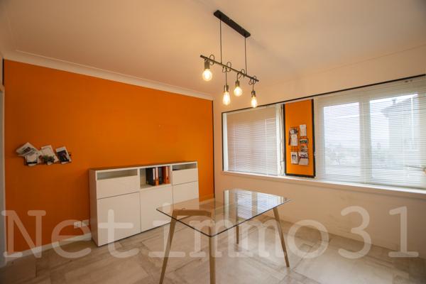 Grande maison rénovée avec jardin et garage