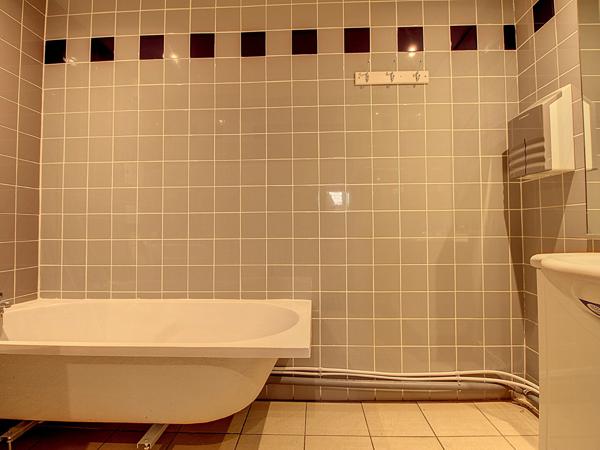 A Vendre, Local Commercial 300m², Parcelle 406m²