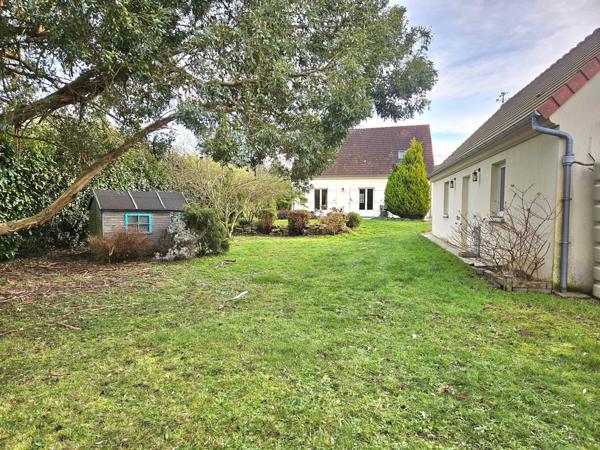 Une maison entretenue avec une vie de plain-pied, 4 chambres, grand garage et jardin.