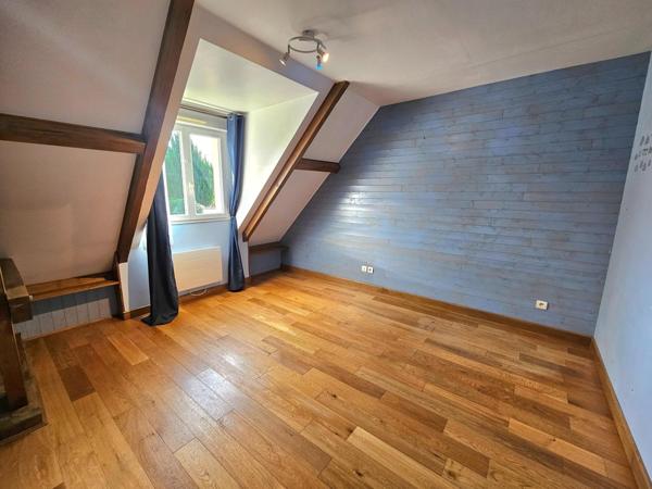 Une maison entretenue avec une vie de plain-pied, 4 chambres, grand garage et jardin.