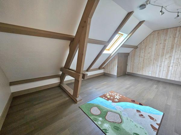 Une maison entretenue avec une vie de plain-pied, 4 chambres, grand garage et jardin.