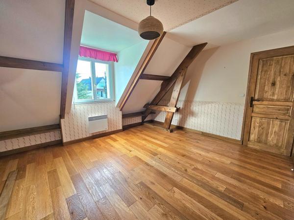 Une maison entretenue avec une vie de plain-pied, 4 chambres, grand garage et jardin.