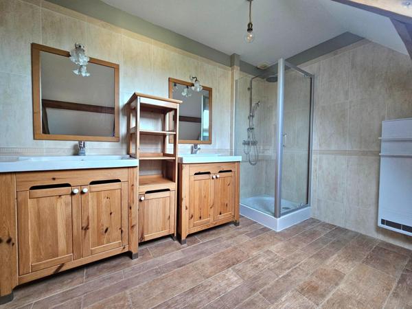 Une maison entretenue avec une vie de plain-pied, 4 chambres, grand garage et jardin.