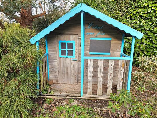 Une maison entretenue avec une vie de plain-pied, 4 chambres, grand garage et jardin.