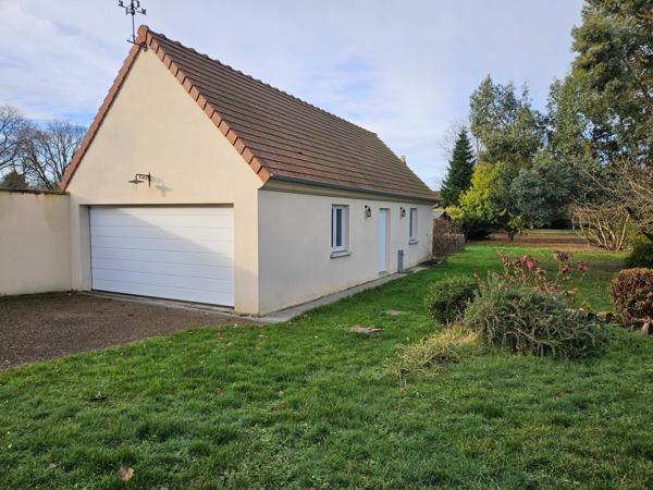 Une maison entretenue avec une vie de plain-pied, 4 chambres, grand garage et jardin.