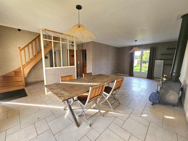 Une maison entretenue avec une vie de plain-pied, 4 chambres, grand garage et jardin.