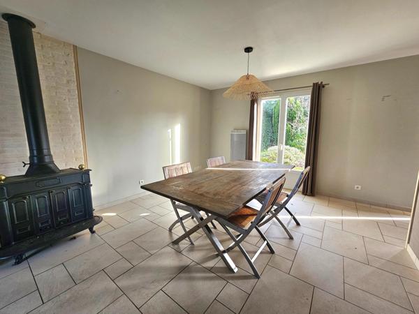 Une maison entretenue avec une vie de plain-pied, 4 chambres, grand garage et jardin.