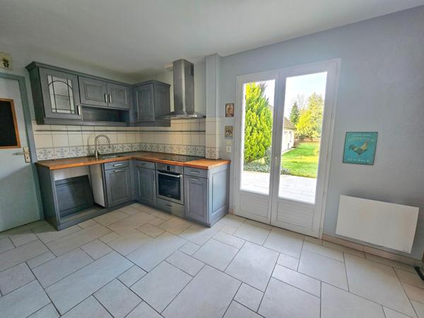 Une maison entretenue avec une vie de plain-pied, 4 chambres, grand garage et jardin.