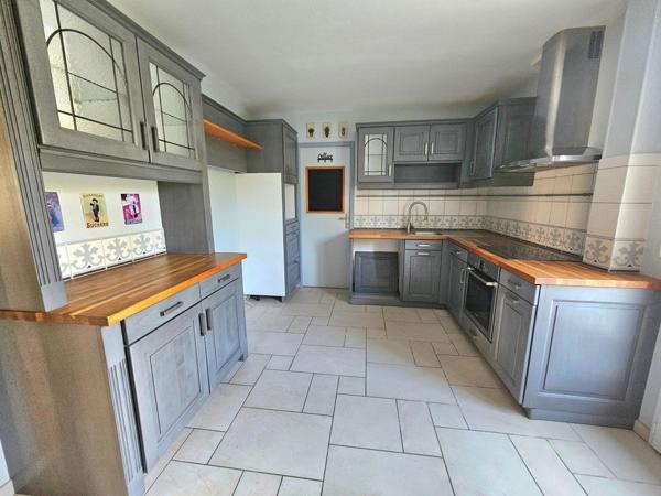 Une maison entretenue avec une vie de plain-pied, 4 chambres, grand garage et jardin.