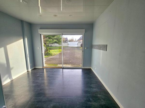 Une maison entretenue avec une vie de plain-pied, 4 chambres, grand garage et jardin.