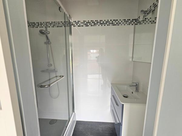 Une maison entretenue avec une vie de plain-pied, 4 chambres, grand garage et jardin.