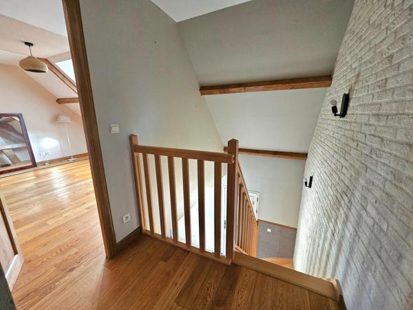 Une maison entretenue avec une vie de plain-pied, 4 chambres, grand garage et jardin.