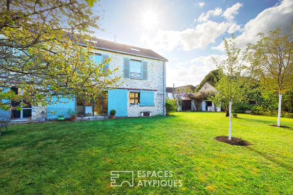 Maison de charme en pierre et son jardin fleuri