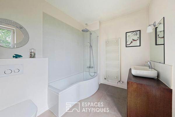 Maison de charme en pierre et son jardin fleuri