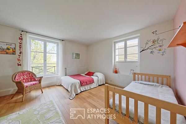 Maison de charme en pierre et son jardin fleuri