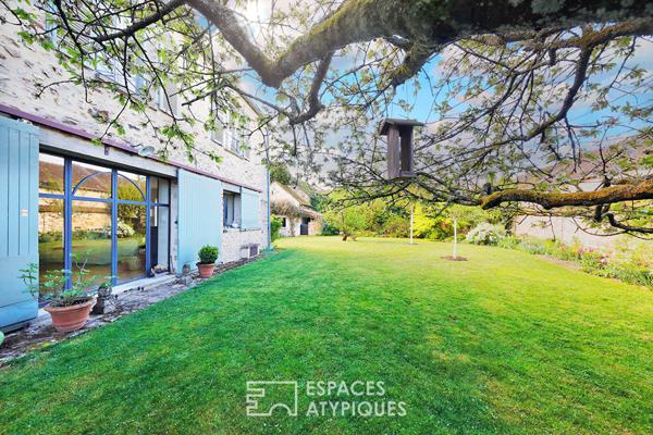 Maison de charme en pierre et son jardin fleuri