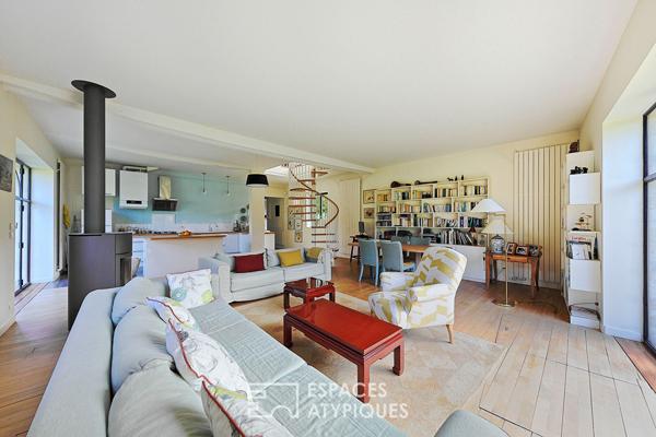 Maison de charme en pierre et son jardin fleuri