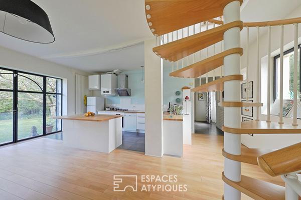 Maison de charme en pierre et son jardin fleuri