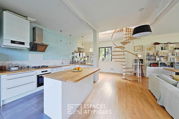 Maison de charme en pierre et son jardin fleuri