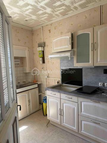 Localisation : dans une rue calme du quartier du Toulon à Périgueux

Description du bien

Immeuble idéalement situé dans un quartier calme de Périgueux, offrant un potentiel locatif intéressant grâce à sa configuration adaptable. Parfait pour les investisseurs ou promoteurs cherchant à optimiser leur rendement.

Surface totale : 197 m² (2 plateaux de 71 m² + 1 plateau de 55 m²)

Sous-sol complet : Espace supplémentaire à exploiter

Terrain : 282 m² permettant de créer un accès indépendant à l'arrière de l'immeuble

Diagnostic de Performance Énergétique (DPE) : Classe E

Potentiel et opportunités


Division possible en 3 à 5 appartements : Idéal pour maximiser le rendement locatif. 3 compteurs électriques actuellement existants
Rendement locatif estimé : 25 000 à 28 000 € par an (selon configuration choisie).


Réaménagement à prévoir pour créer des logements modernes et attractifs.

Atouts majeurs
✅ Emplacement stratégique : Proximité des commodités, transports et centre-ville de Périgueux.
✅ Flexibilité : Adaptable selon vos besoins (logements, bureaux, mixité).
✅ Rentabilité élevée : Rendement locatif attractif pour un investissement durable.


Disponible pour toute information complémentaire ou organisation de visite.