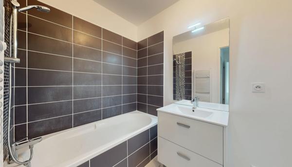 Beau T3 lumineux avec terrasse au dernier étage