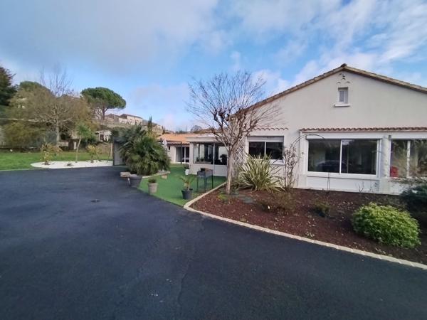 BENET - Maison T9 de plain-pied d'env.197m² avec terrain